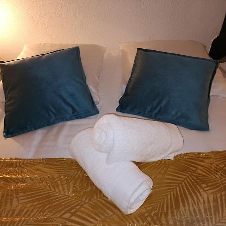 Le Coeur Du Centre Historique Refait A Neuf Apartment Honfleur Luaran gambar